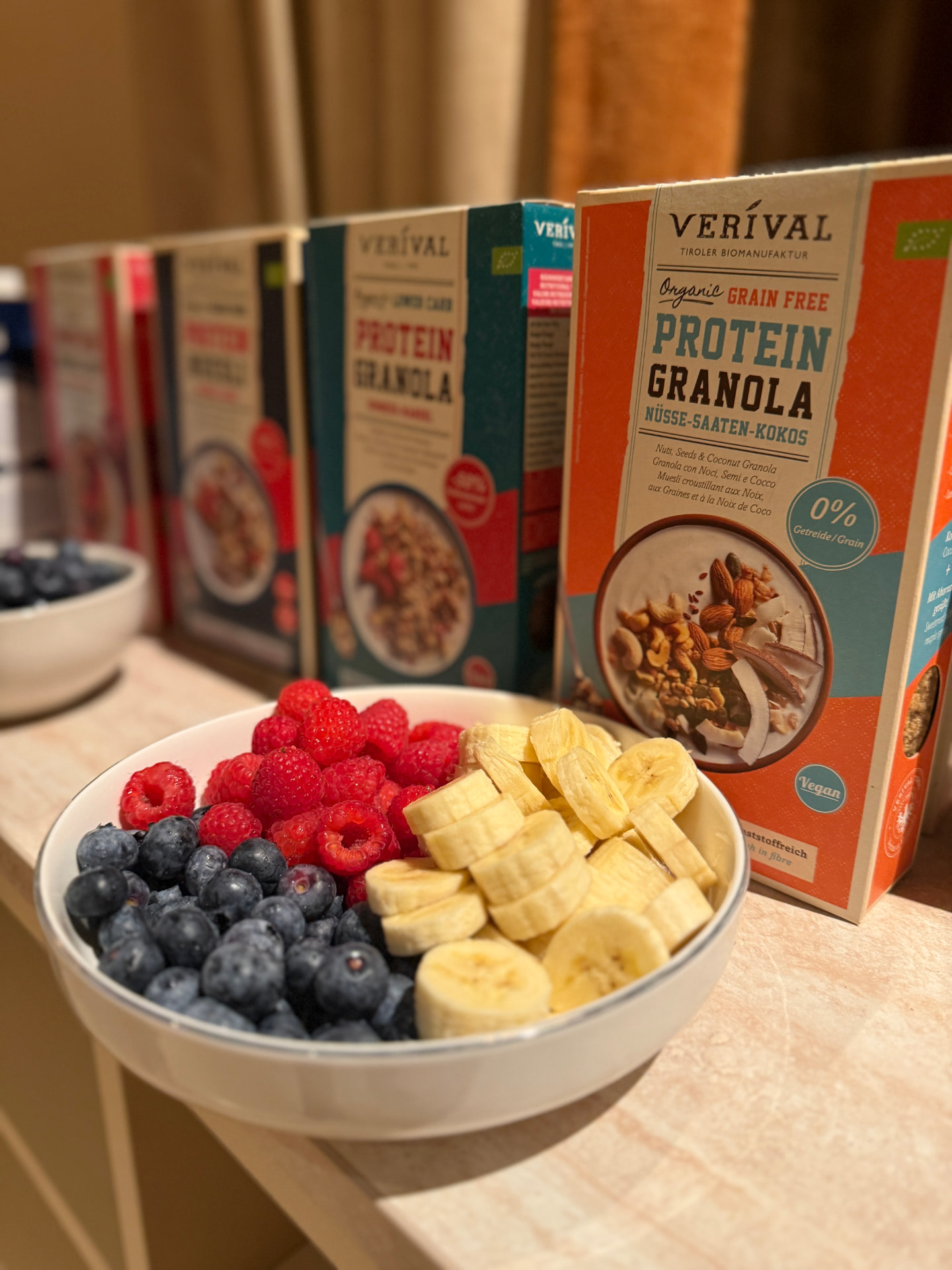 Bowl mit Beeren und Brand-Produkten beim Event im WeBorn Studio