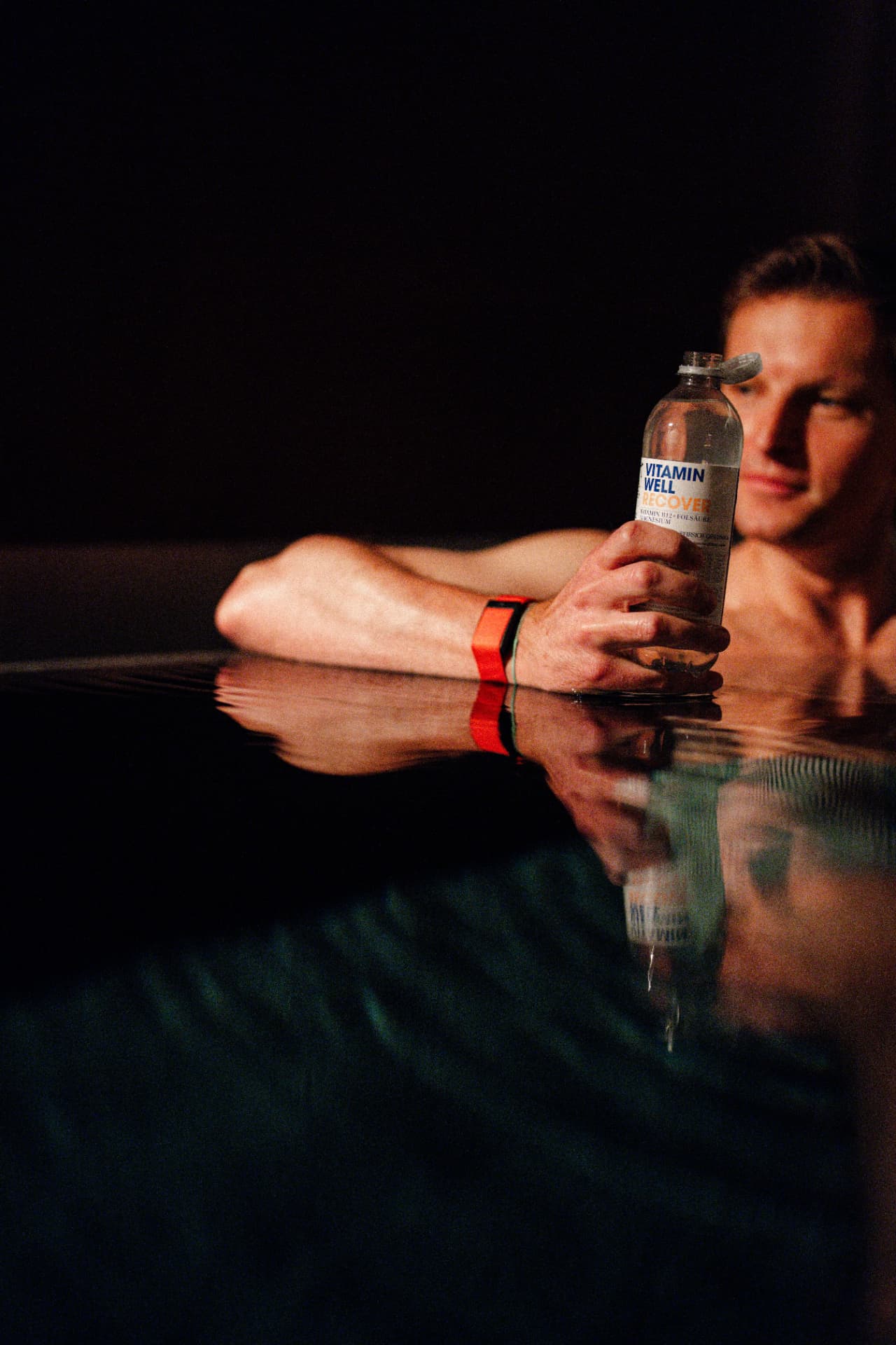 Person im Eisbad mit Getränk beim Brand Event im WeBorn Studio