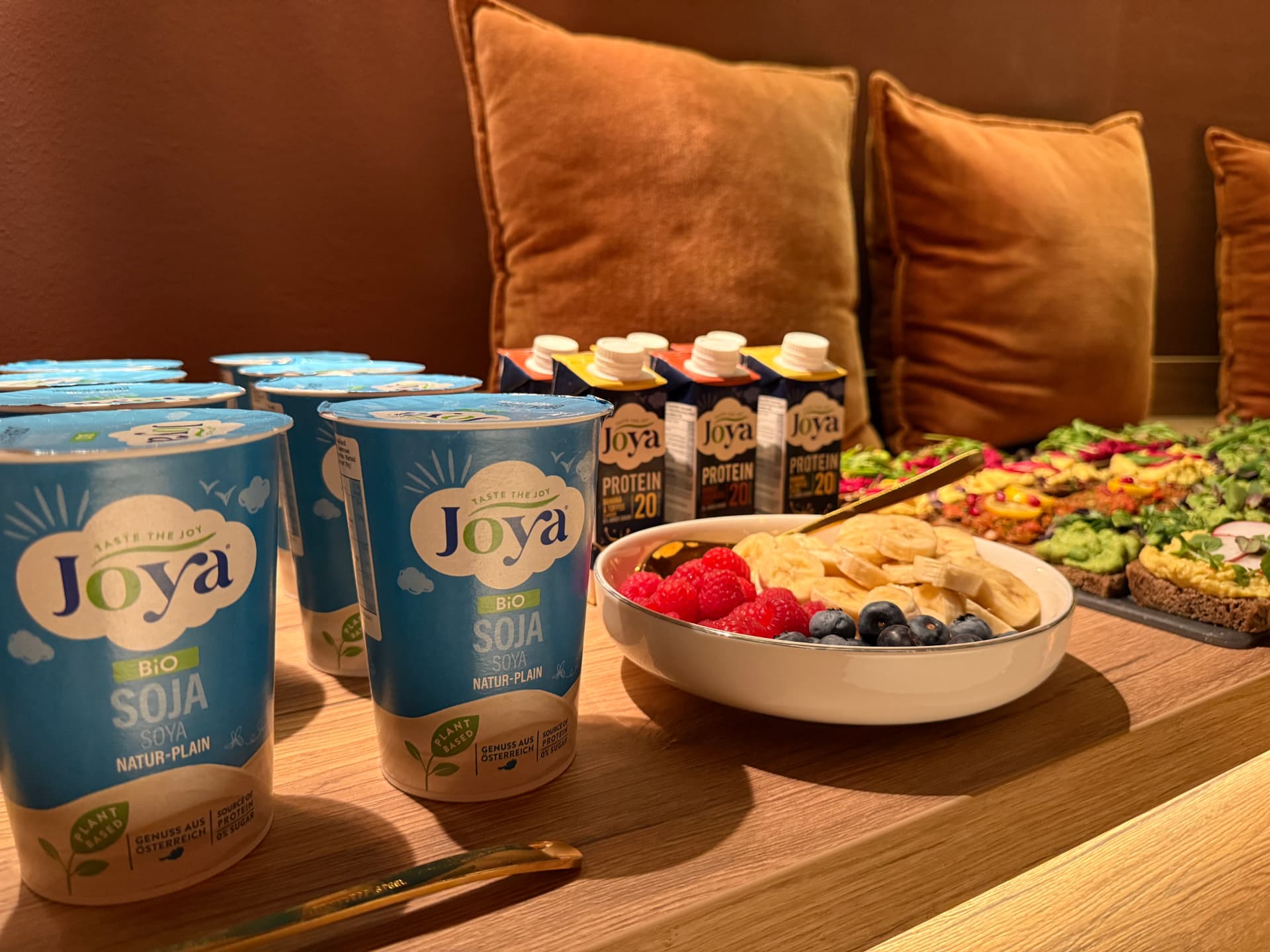 Buffet mit Brand-Produkten in der WeBorn Lounge