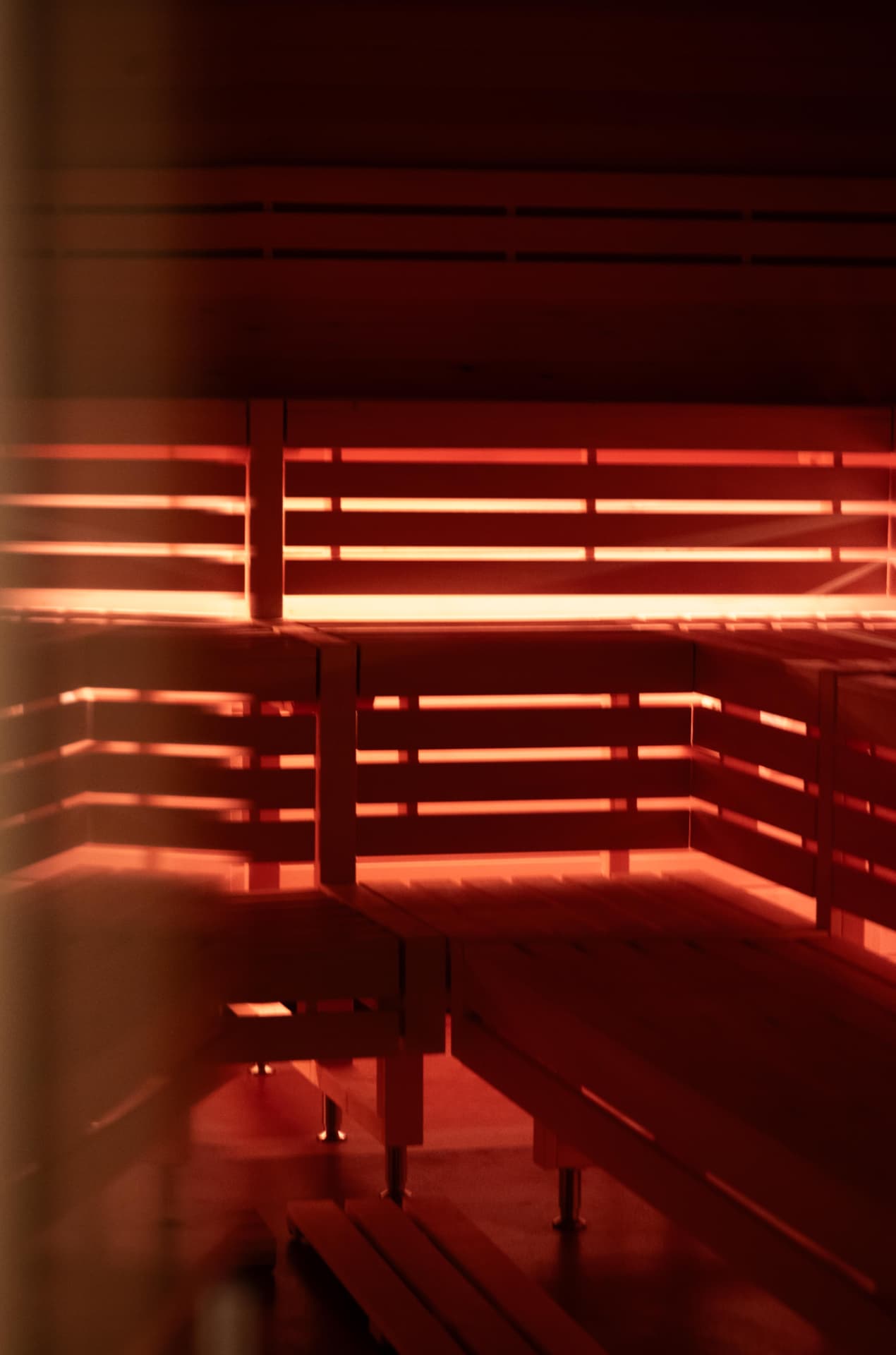 Rot beleuchtete WeBorn Sauna