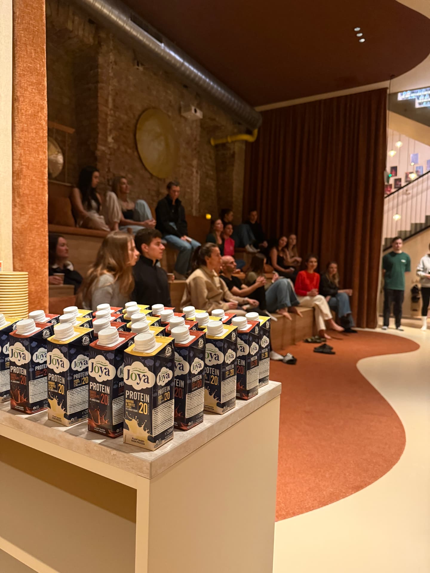 Publikum auf der Tribüne bei einem Brand Event im WeBorn Studio