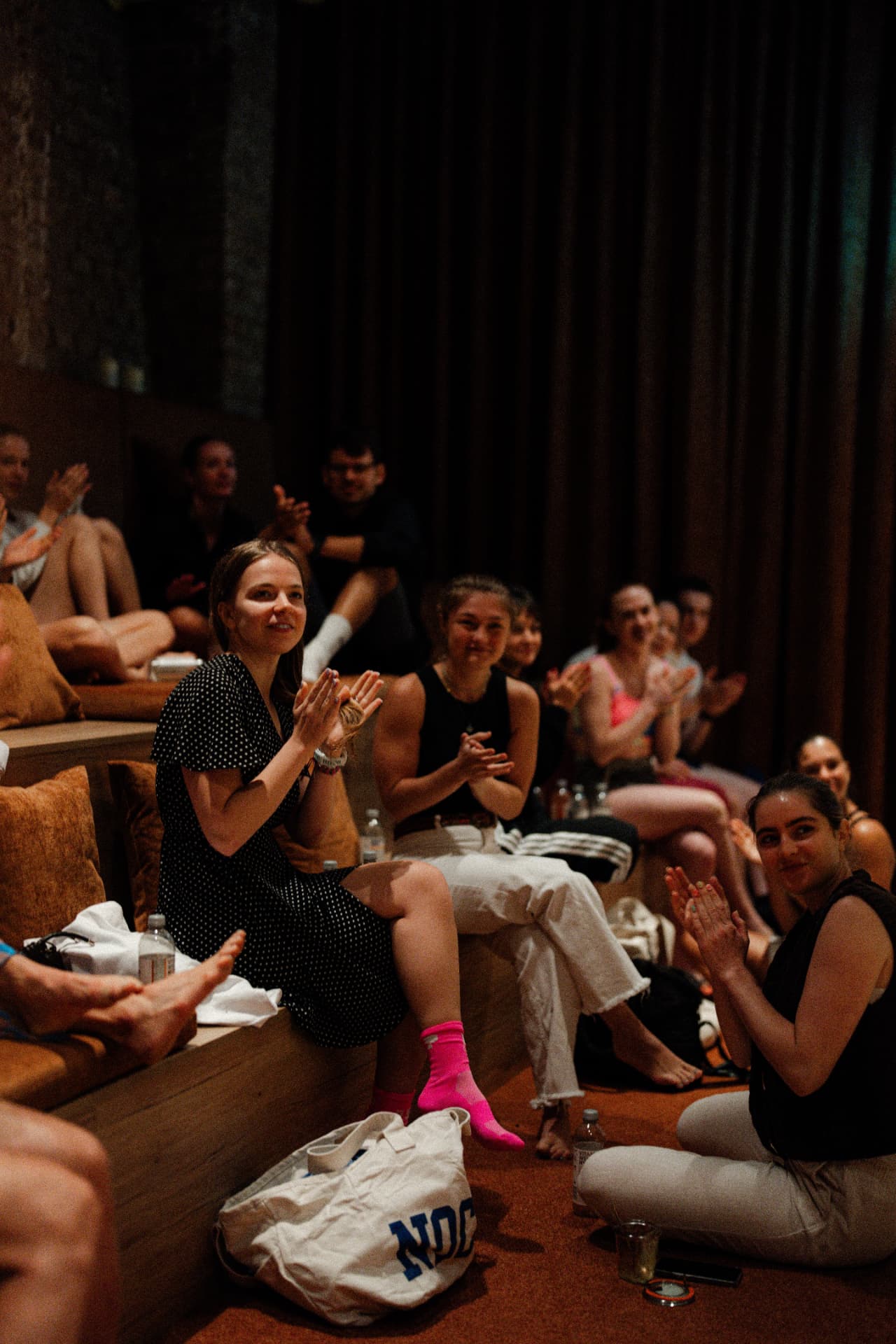 Gäste applaudieren bei einem Brand Event im WeBorn Studio