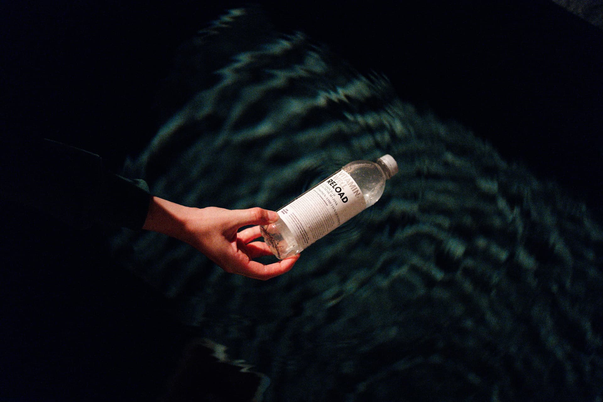 Getränkeflasche über dem Wasser des Eisbads