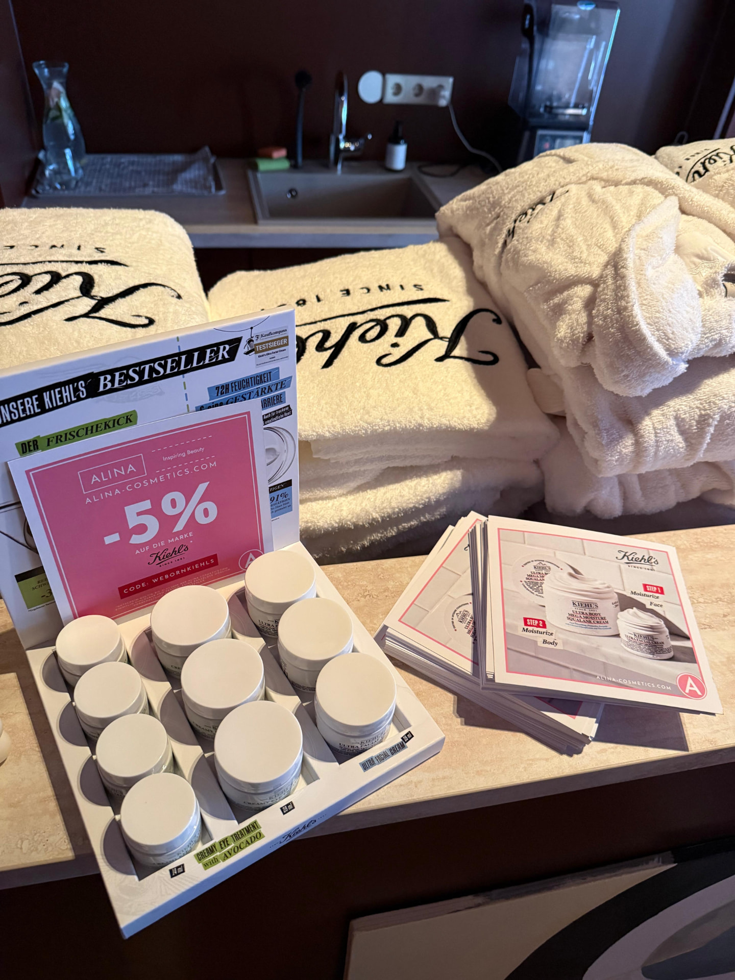 Produkt-Sampling und Bademäntel bei einem Brand Event im WeBorn Studio